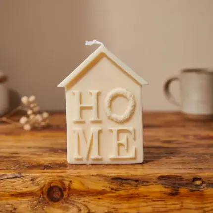 נר צורת בית עם כיתוב HOME