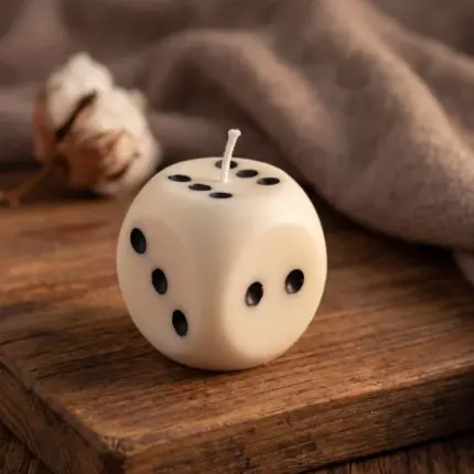 נר בצורת קוביה